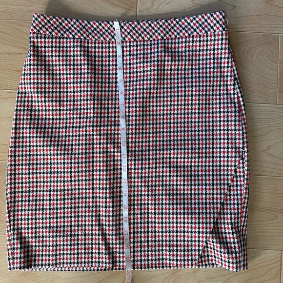 Banana Republic black, white, and red checkered pencil skirt size 6 petite - Picture 7 of 8